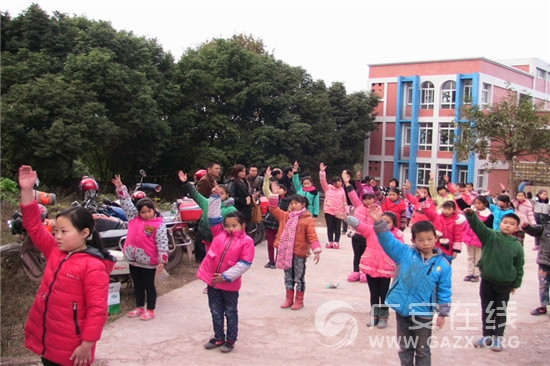 武胜县赛马镇小学举行大课间活动(图)