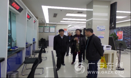 武胜县委县府看望慰问武胜建行年终决算员工