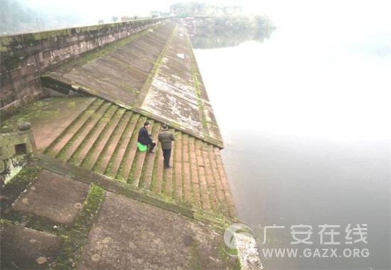 广安交通组织督查浓溪镇全民水库码头水污染环境整治(图)