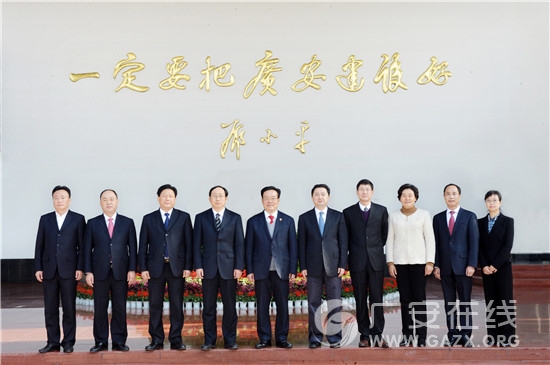 �й��������㰲�е����ίԱ����е�һ��ȫ����飨ͼ��