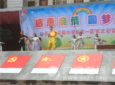 ������¡��ѧ�ٰ��׽조���Ļ���У԰�����ڣ�ͼ��