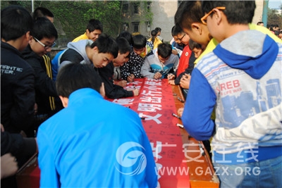 街子初中举行“安全出行,文明出行”活动宣誓仪式