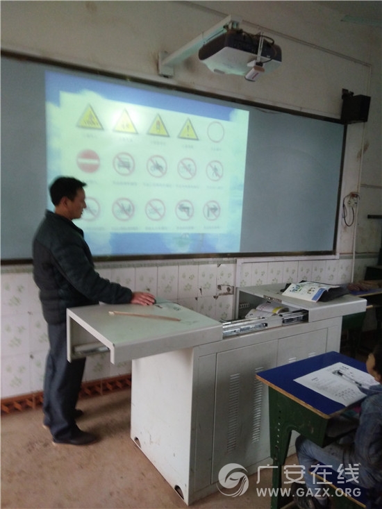 �����ظ���Сѧ������չ��·��ͨ��ȫ�����������ͼ��