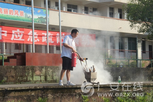 永兴初中应急疏散演练(图)