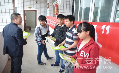 广安恒丰村镇银行:送金融知识进学校(图)