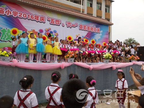 ����Сѧ������ף����һ����ͯ�ڻ��ͼ��