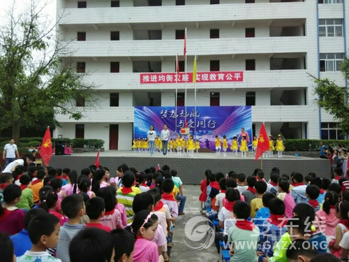 ����Сѧ������һ��ͯ����ף���ͼ��