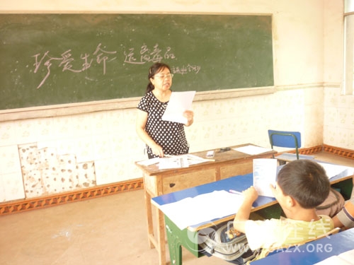 ���ظ���СѧУ��ʵ��չ����֪ʶ������ͼ��