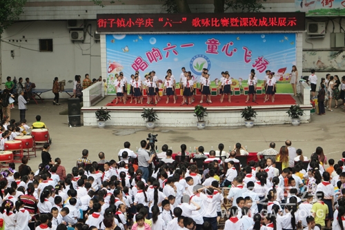 ����Сѧ�ٰ조������һ��ͯ�ķ����ӽ�������ͼ��