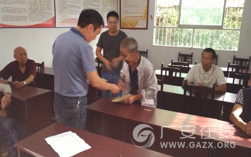 ǰ����������ӭ����һ���߷�ο���ϵ�Ա��ͼ��