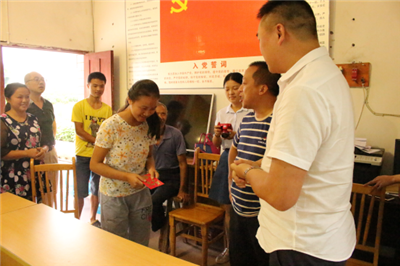 前锋区:“中秋节”前慰问贫困户(图)