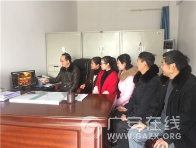 前锋区总工会组织观看反腐大片《打铁还需自身硬》(图)