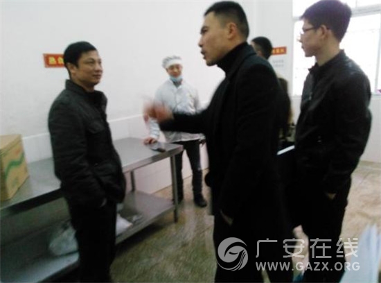 前锋区食药监局到大良小学校检查学生食堂食品安全(图)