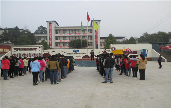 前锋区拱桥小学:学雷锋志愿服务宣传活动(图)