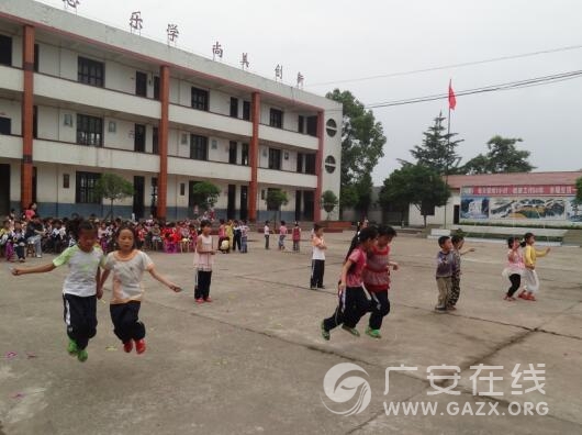武胜县板桥小学开展系列跳绳比赛(图)