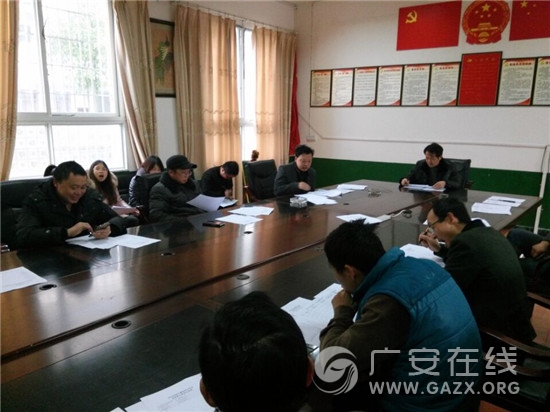 武胜县飞龙初中开展“两学一做”学习专题生活会(图)