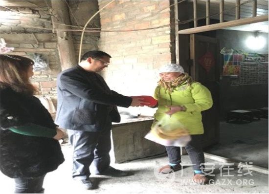 前锋桂兴小学领导看望身患重病的学生家长(图)