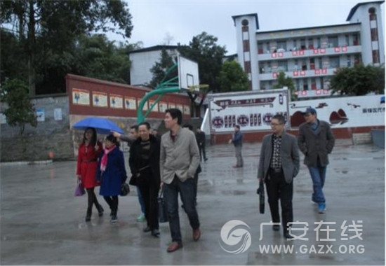 何燕一行深入代市镇拱桥小学校调研(图)