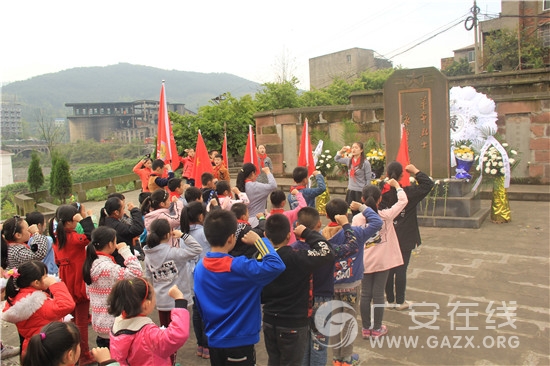 前锋实验学校开展祭扫烈士陵园活动(图)