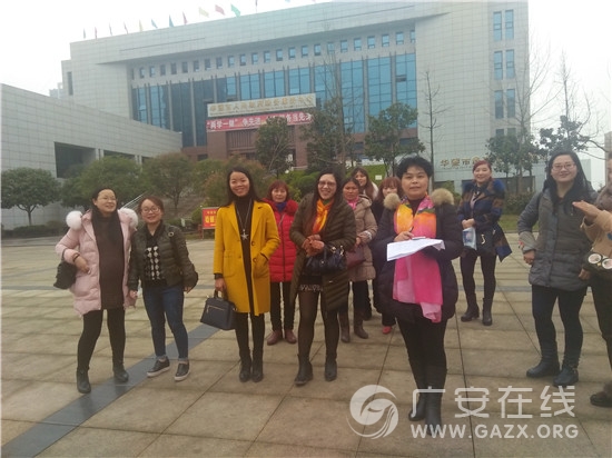 华蓥市阳和小学:组织女职工看发展庆“三八”(图)