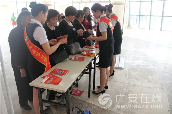 岳池联社冠名赞助艺莞儿广场舞展演活动(图)