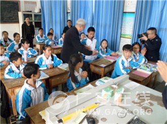 武胜县国税、地税局走进龙庭初中开展税法宣传助学活动