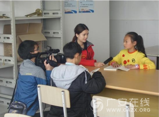 武胜县电视台深入旧县小学采访图书室共建(图)