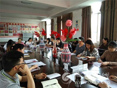 邻水城北小学学习《关于加强中小学党的建设工作的意见》(图)