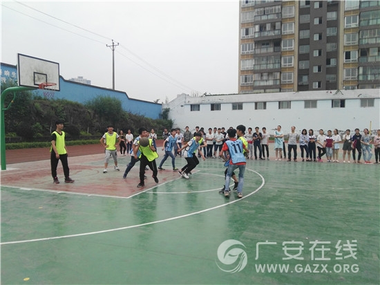 武胜县城南初中学生篮球运动会激烈无限(图)