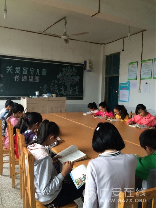 邻水县石永镇中心小学“想家•爱心小屋”让留守石娃跟家人零距离接触