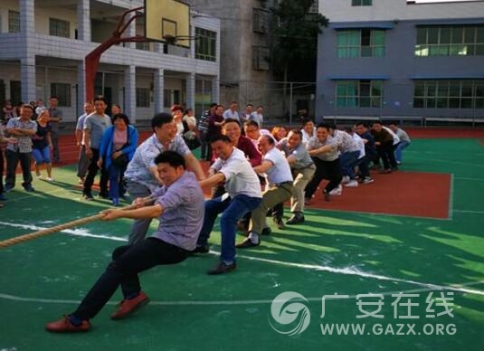 邻水县袁市中学举行“迎端午”拔河比赛(图)