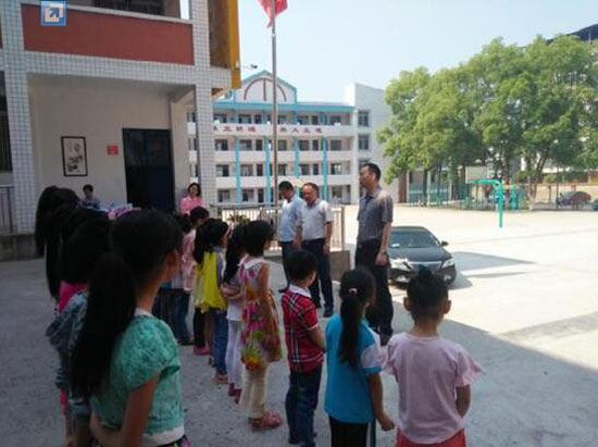 ��ʤ���ܹ���һ�е���ɽѧУο��ƶ�����ض�ͯ��ͼ��
