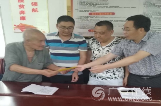 广安市贸促会到天平镇先锋观村开展
结对帮扶工作(图)