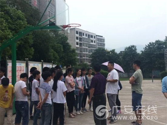 邻水县丰禾镇中心小学:广安友谊中学到我校选拔优秀运动员(图)