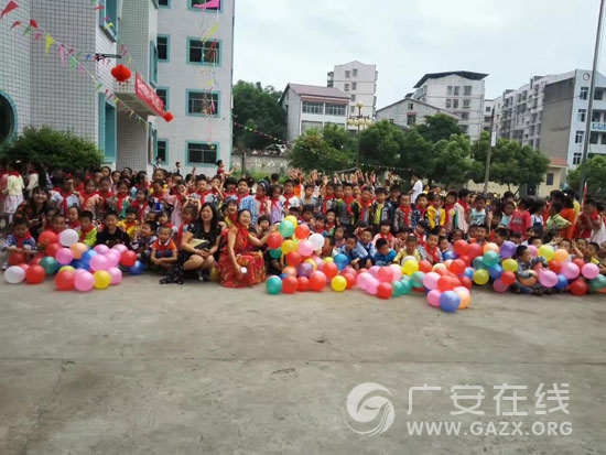 ����Сѧ��չ��ף��һ��԰���ͼ��