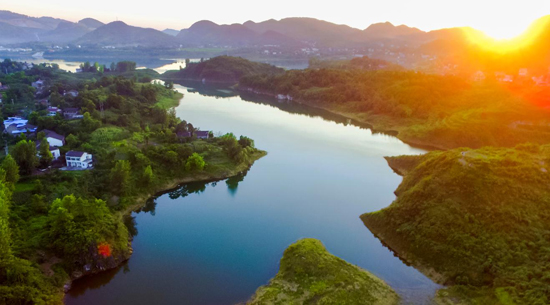 华蓥山天池湖 (向世明 摄)
