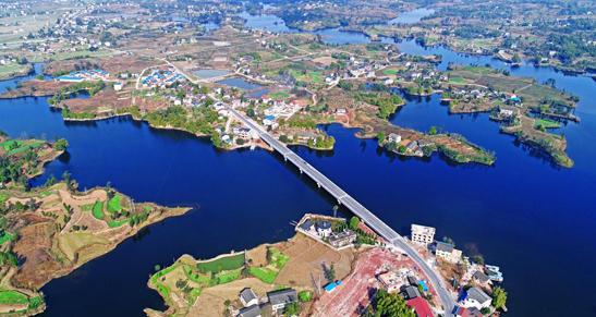 乡村路网 (游青 摄)