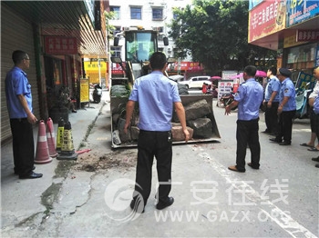 岳池县城管局执法三队开展水泥石梯专项整治行动