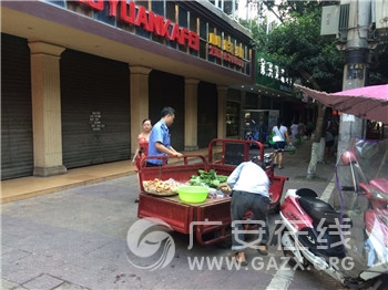 岳池县城管局执法三队开展游商整治行动