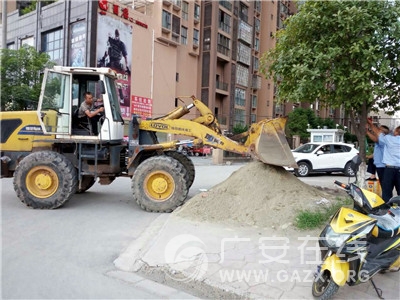 岳池县城管局执法五队集中整治沙石占道堆码