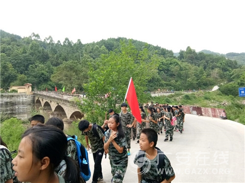 邻水县牟家镇中隆重举行千人野外徒步拉练(图)