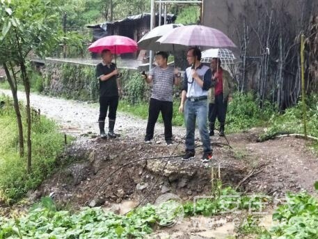 前锋区大佛寺街道严阵以待应对暴雨天气
