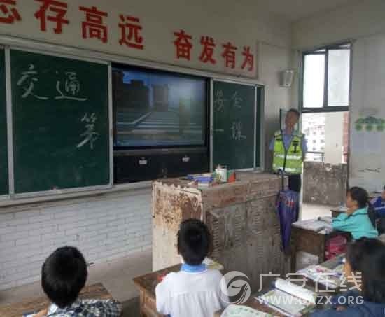 王家镇中心小学“交通安全第一课”(图)